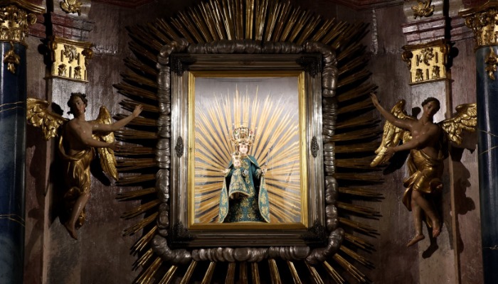 Kékbe öltözött a Szűzanya 