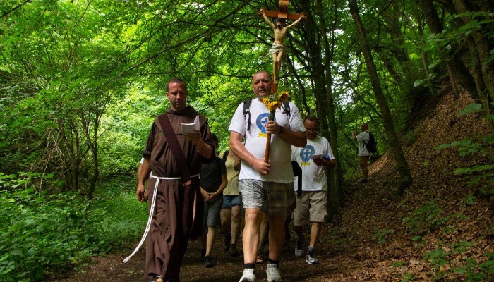 27 kilométert zarándokolnak a mentők