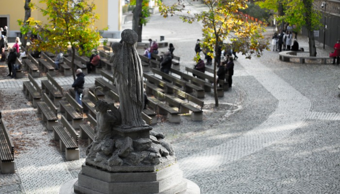 A Szűzanya mosolyra hív