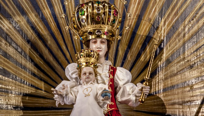 Kiállítás a kegyszobor ruháiból