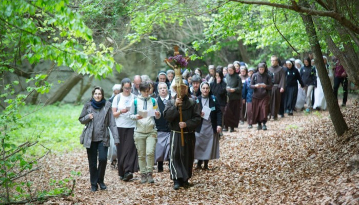 Találkoznak és együtt gyalogolnak az ország szerzetesei